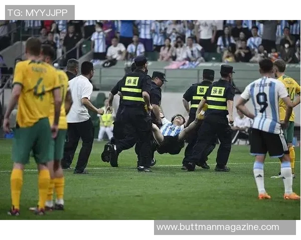 国外足球明星因涉嫌违法行为被警方拘留引发广泛关注与讨论