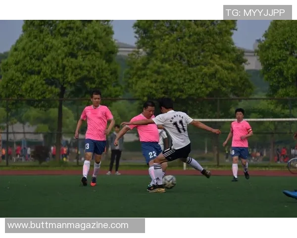 方姓足球明星的辉煌历程与成就解析,探索他们在绿茵场上的精彩瞬间 方姓足球明星的辉煌历程与成就解析,探索他们在绿茵场上的精彩瞬间