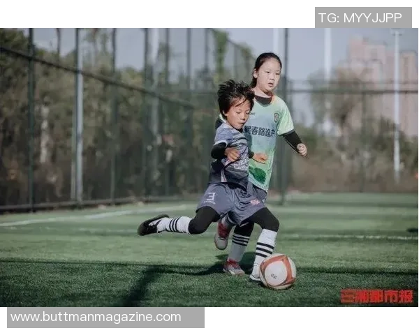 足球明星与儿子的成长之路：追逐梦想的亲子故事