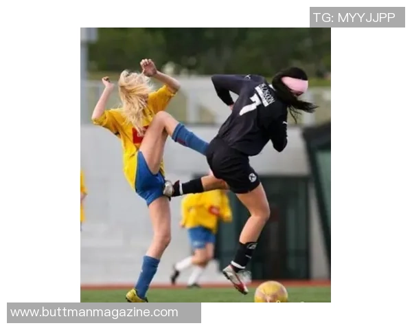 足球明星双手叉腰展现自信风采引领赛场激情瞬间 足球明星双手叉腰展现自信风采引领赛场激情瞬间