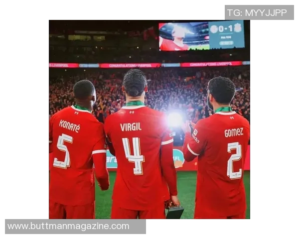 足球明星比心头像图片展示热爱与激情的完美结合 足球明星比心头像图片展示热爱与激情的完美结合